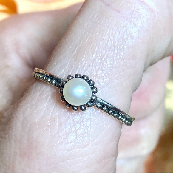 Vintage 925 Sterling Silver Pearl Ring ~ Dainty Solitaire Mini Tea Thumb Ring - Picture 4 of 9